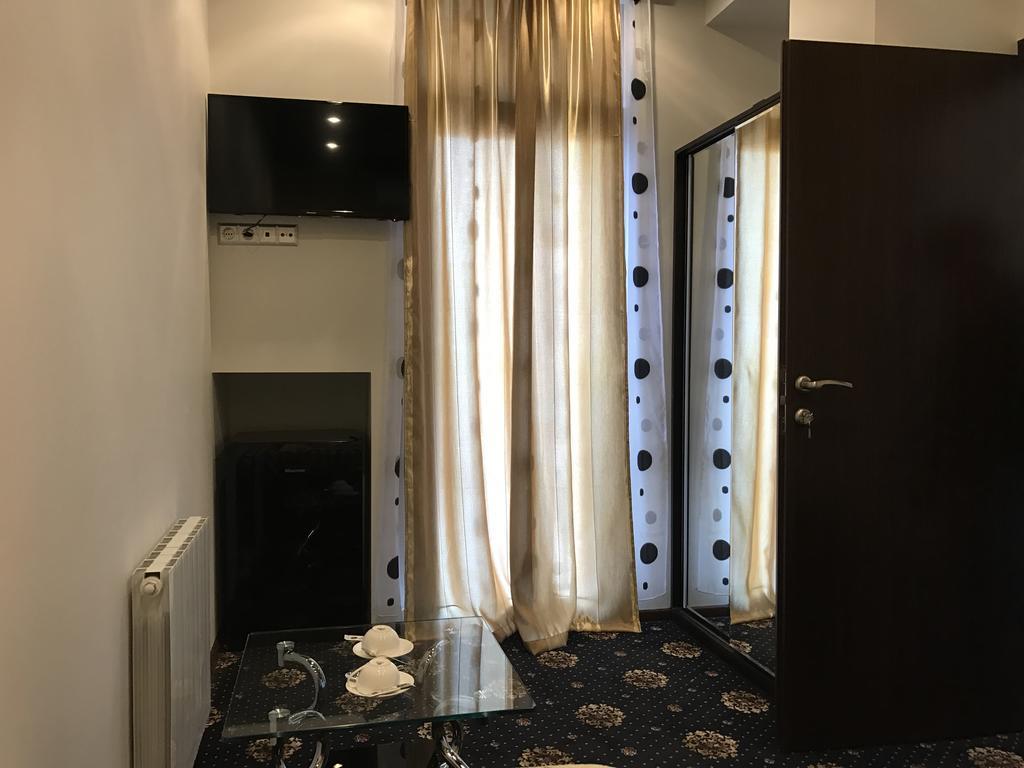 Du Vin Rouge Tbilisi Hotel Eksteriør billede