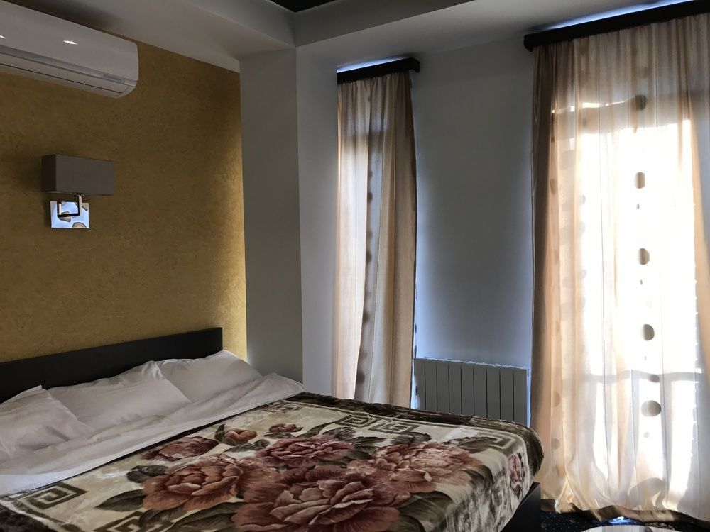 Du Vin Rouge Tbilisi Hotel Eksteriør billede
