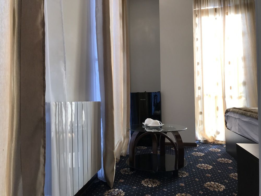 Du Vin Rouge Tbilisi Hotel Eksteriør billede