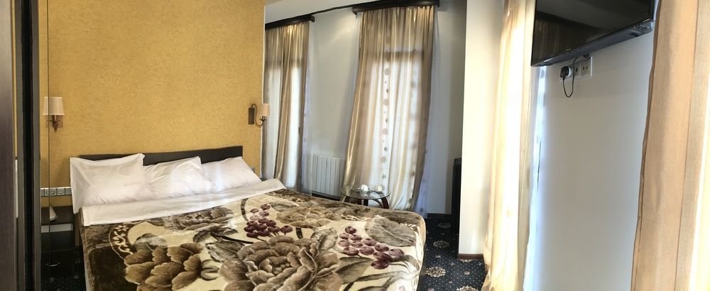 Du Vin Rouge Tbilisi Hotel Eksteriør billede
