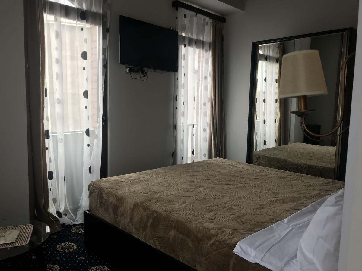 Du Vin Rouge Tbilisi Hotel Eksteriør billede