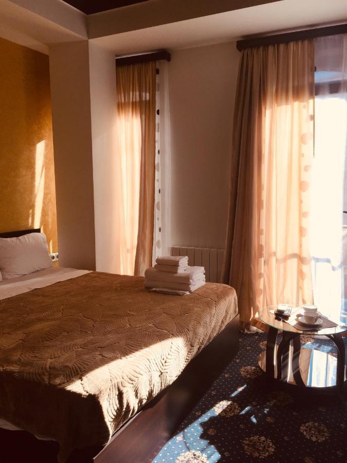 Du Vin Rouge Tbilisi Hotel Eksteriør billede