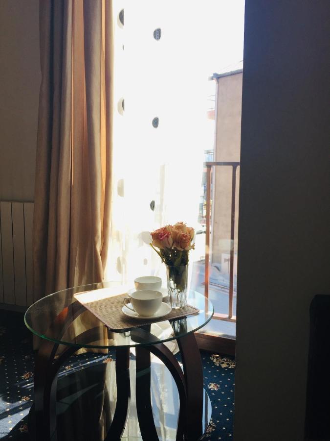 Du Vin Rouge Tbilisi Hotel Eksteriør billede